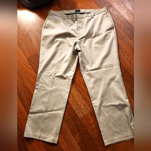 Dockers D3 Classic fit Size 44x30 tan khakis pants - Picture 1 of 5